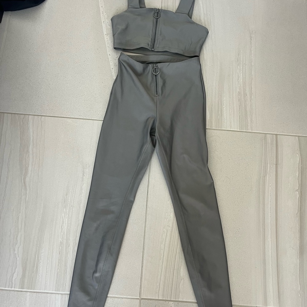 ALO Yoga Gray Leggings and sports bra